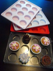 tavi-plastic-cupcakes-tavi-plastic-prajituri-225x300